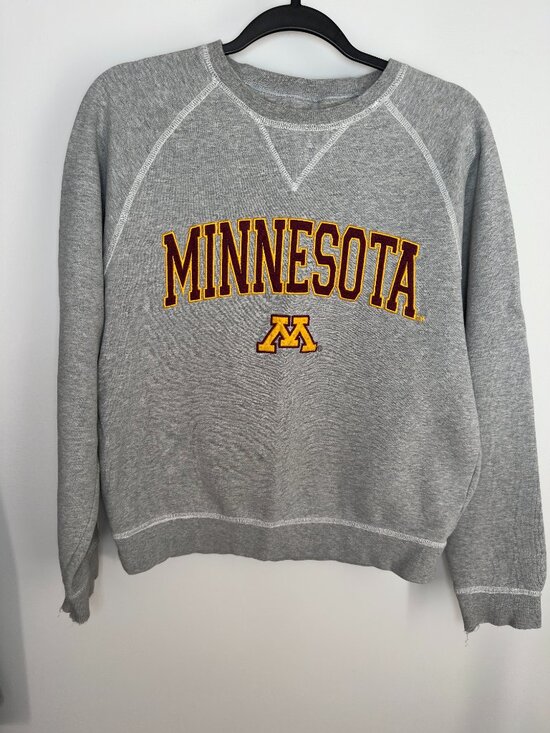 Tops - UNIVERSITY OF MINNESOTA SWEATSHIRT. GOPHERS.  VINTAGE.  SO SOFT!